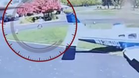 VIDEO Un jucător de gold a fost la un pas să fie zdrobit de un avion